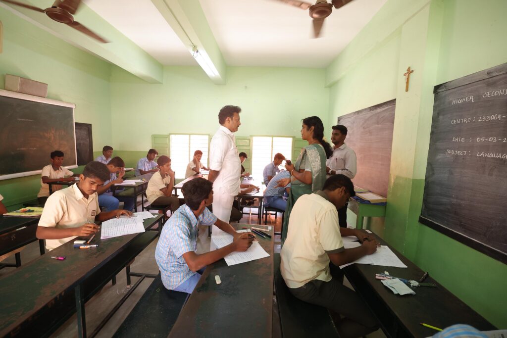 Anbil mahesh poyyamozhi inspecting exam centre at Thiruverumbur