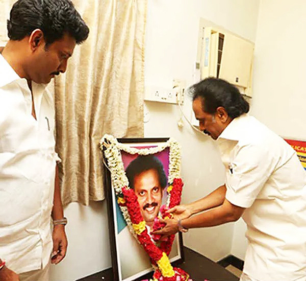 அன்பில் மகேஸ் பொய்யாமொழி மற்றும் மு.க.ஸ்டலின் அன்பில் பொய்யாமொழி திருவுருவப் படத்திற்க்கு மரியாதை செலுத்துகின்றனர்.