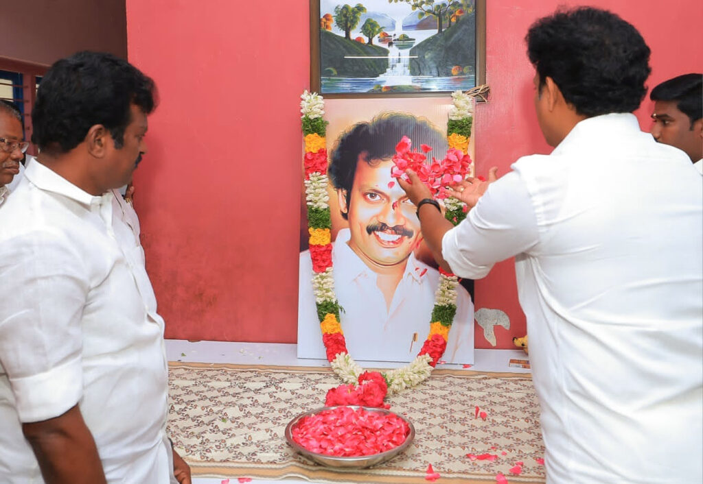 அன்பில் மகேஸ் பொய்யாமொழி தந்தை அன்பில் பொய்யாமொழி திருவுருவப் படத்திற்க்கு மரியாதை செலுத்துகின்றனர்.