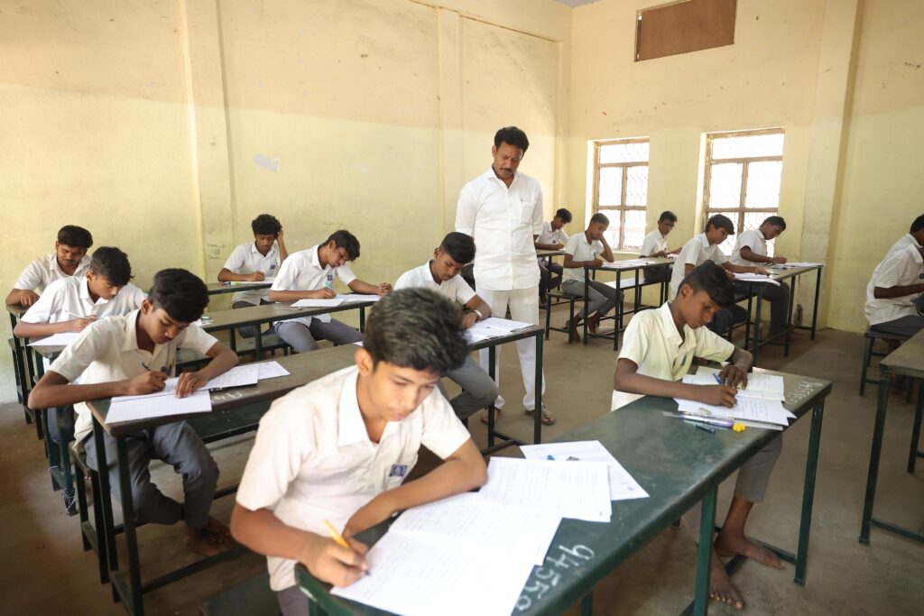 அமைச்சர் அன்பில் மகேஸ் பொய்யாமொழி inspecting exam centre