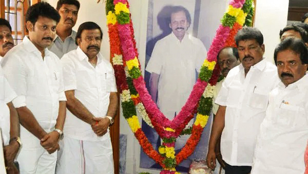 அன்பில் மகேஸ் பொய்யாமொழி மற்றும் கே.என். நேரு அன்பில் பொய்யாமொழி திருவுருவப் படத்திற்க்கு மரியாதை செலுத்துகின்றனர்.