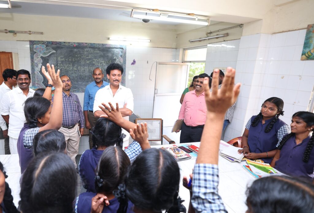 அமைச்சர் அன்பில் மகேஸ் பொய்யாமொழி nteracting with students during 234/77 visit