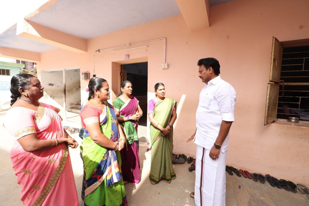 Minister interacting with teachers during 234/77 visit