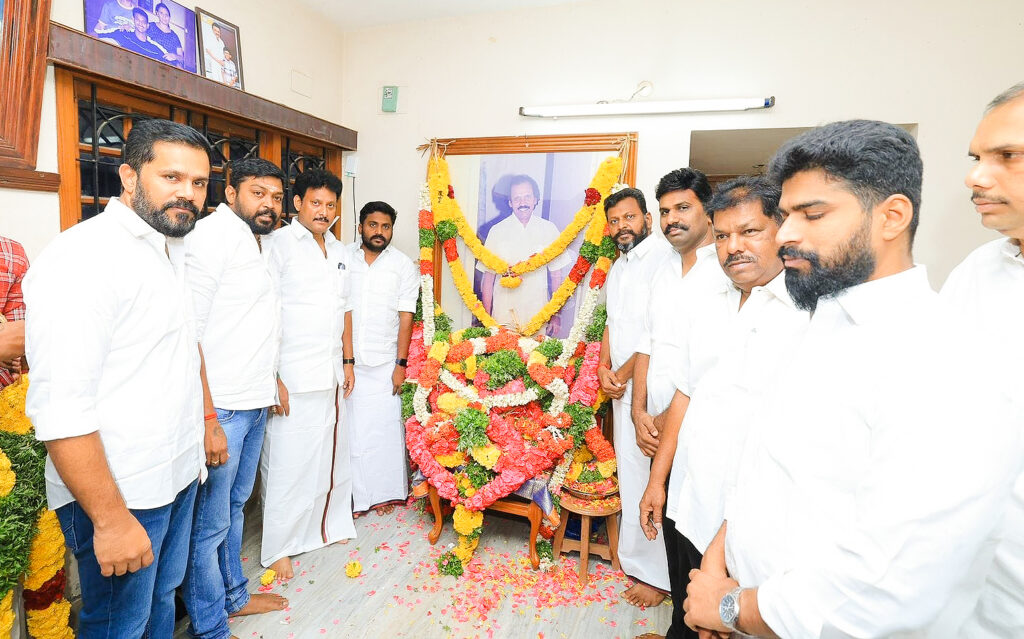 அன்பில் மகேஸ் பொய்யாமொழி மற்றும் கழக உடன்பிறப்புகள் அன்பில் பொய்யாமொழி திருவுருவப் படத்திற்க்கு மரியாதை செலுத்துகின்றனர்.