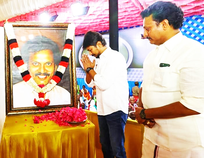 அன்பில் மகேஸ் பொய்யாமொழி மற்றும் உதயநிதி ஸ்டாலின் அன்பில் பொய்யாமொழி திருவுருவப் படத்திற்க்கு மரியாதை செலுத்துகின்றனர்.