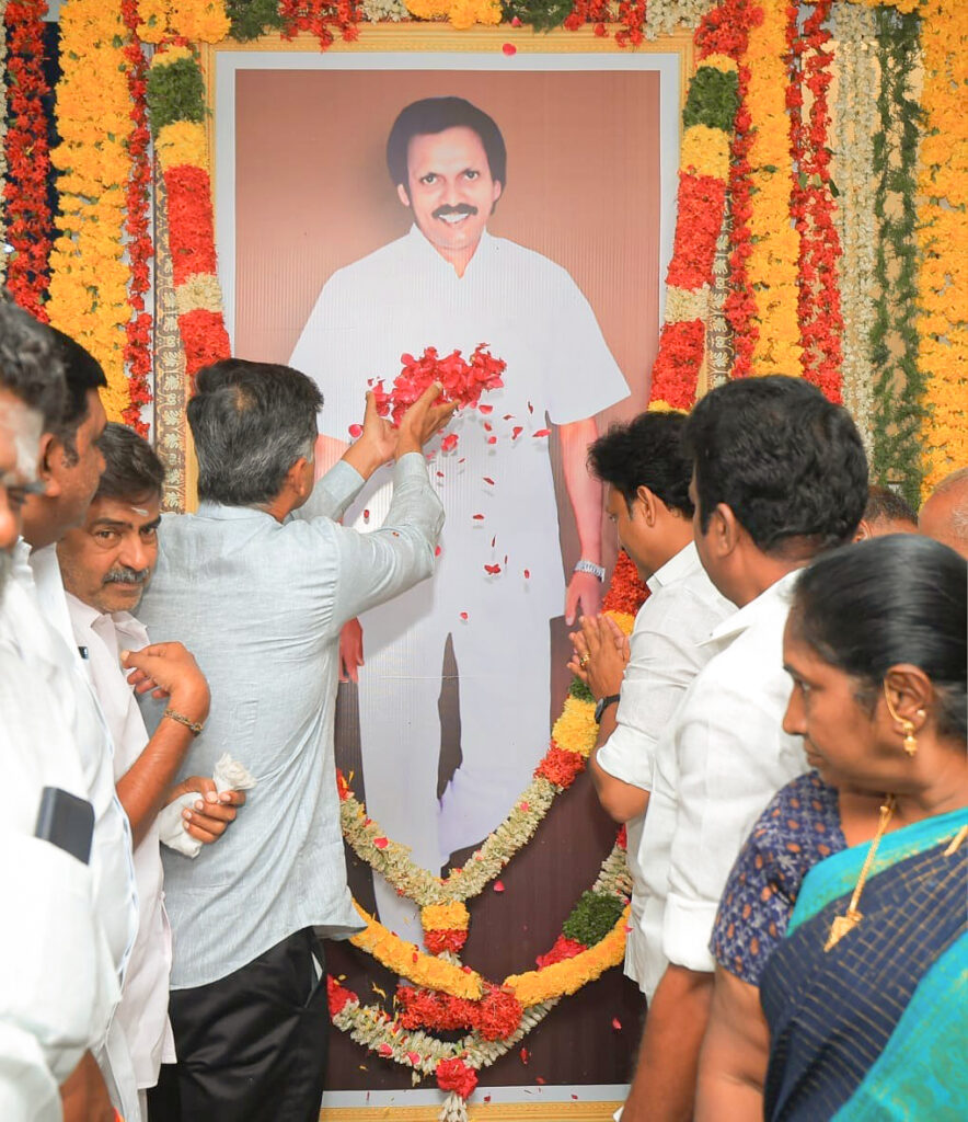 அன்பில் மகேஸ் பொய்யாமொழி , துரை வைகோ மற்றும் கழக உடன்பிறப்புகள் அன்பில் பொய்யாமொழி திருவுருவப் படத்திற்க்கு மரியாதை செலுத்துகின்றனர்.