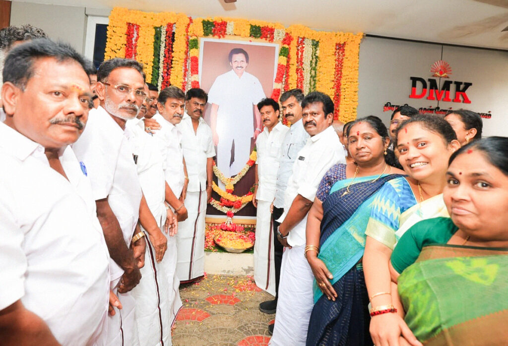அன்பில் மகேஸ் பொய்யாமொழி மற்றும் கழக உடன்பிறப்புகள் அன்பில் பொய்யாமொழி திருவுருவப் படத்திற்க்கு மரியாதை செலுத்துகின்றனர்.