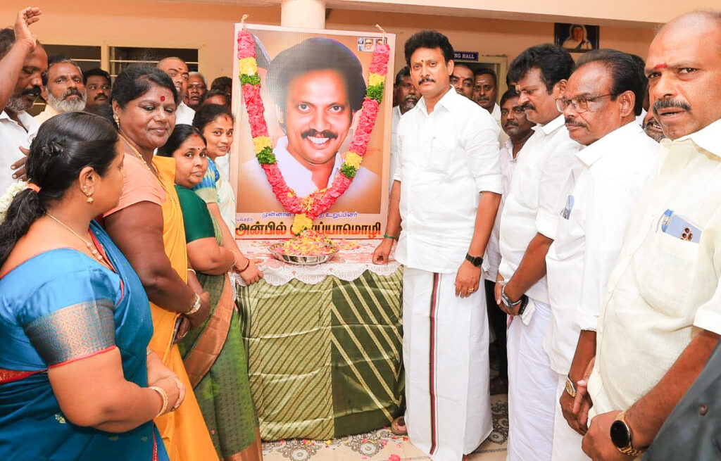 அன்பில் மகேஸ் பொய்யாமொழி மற்றும் கழக உடன்பிறப்புகள் அன்பில் பொய்யாமொழி திருவுருவப் படத்திற்க்கு மரியாதை செலுத்துகின்றனர்.