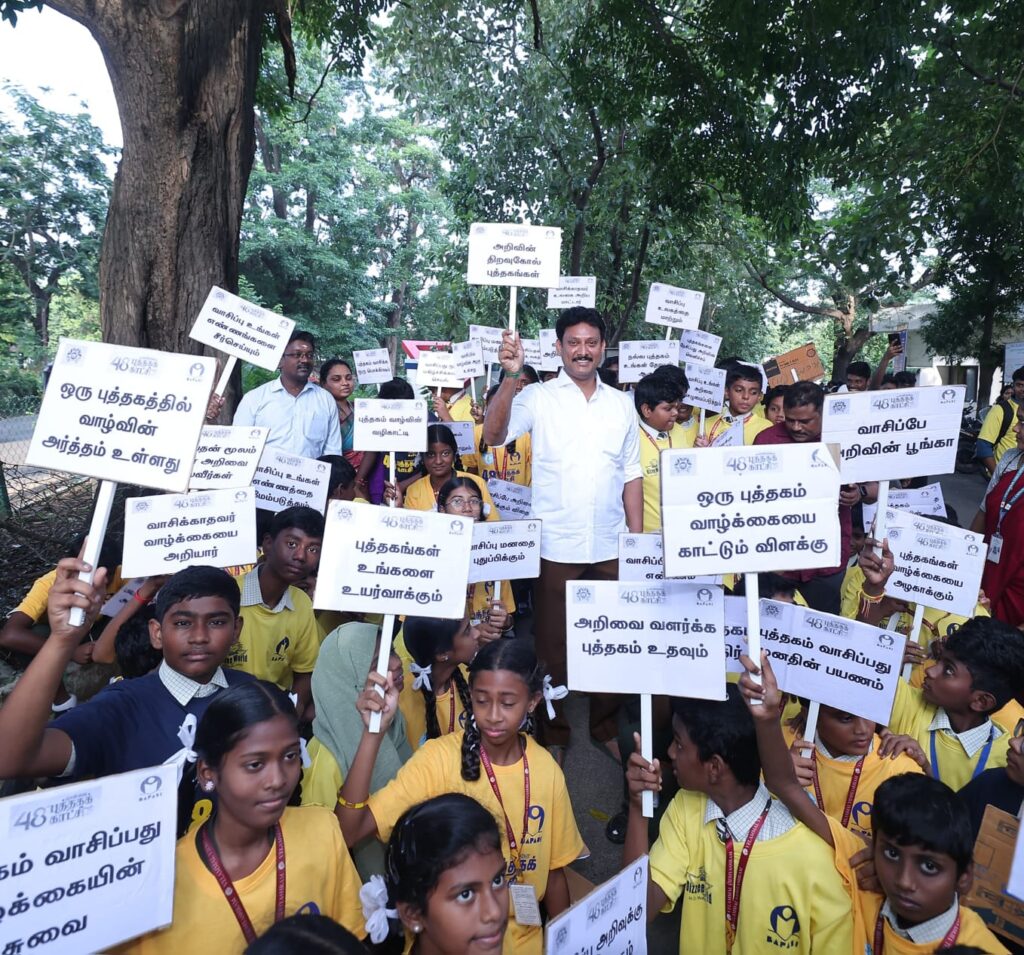 Minister Anbil Mahesh Poyyamozhi promoting reading among students