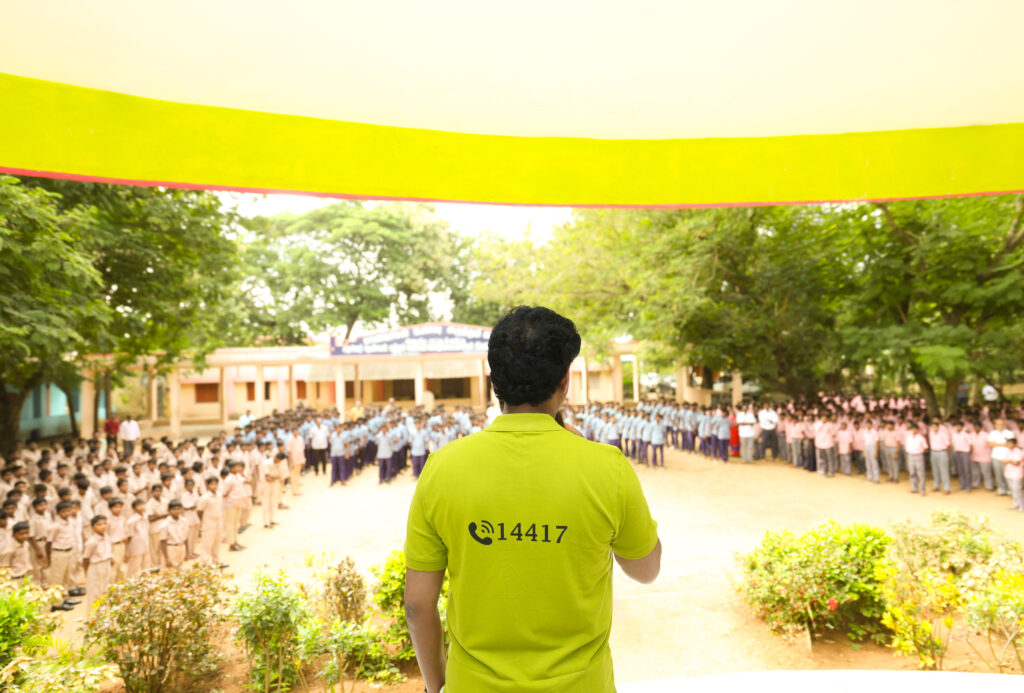 அமைச்சர் அன்பில் மகேஸ் பொய்யாமொழி addressing students at a government school assembly