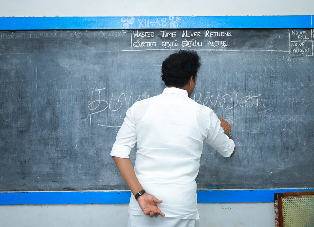 Anbil mahesh Poyyamozhi writing on the board during 234/77 visit