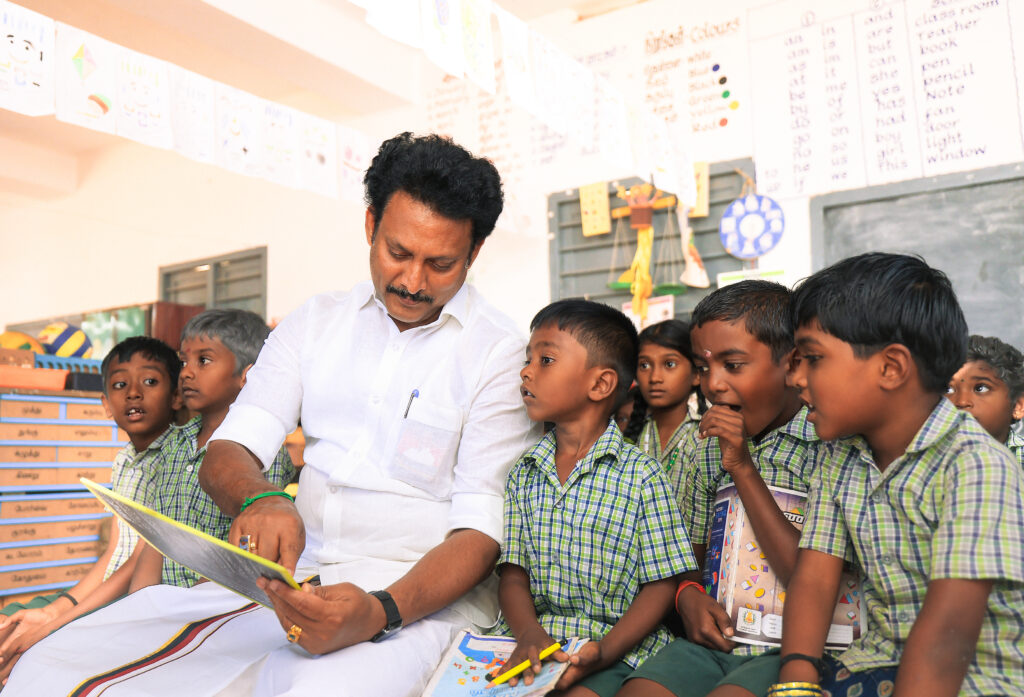 அமைச்சர் அன்பில் மகேஸ் பொய்யாமொழி learning along with students