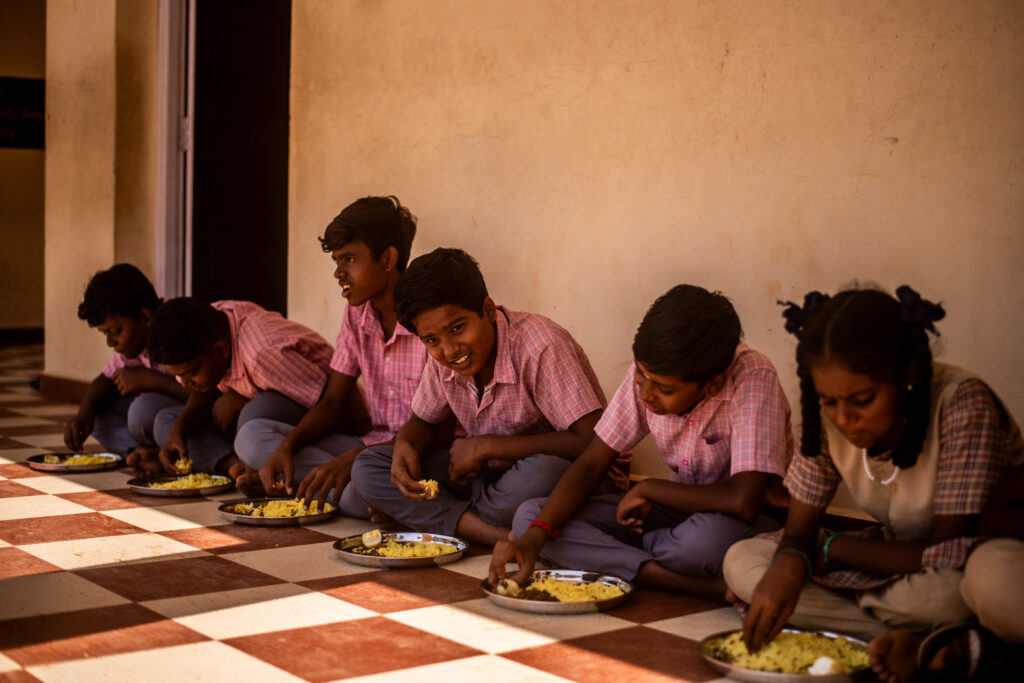 அரசுபள்ளி மாணவர்கள் முதலமைச்சர் காலை உணவுத்திட்டத்தில் சத்தான காலை உணவை உட்கொள்கிறார்கள்.