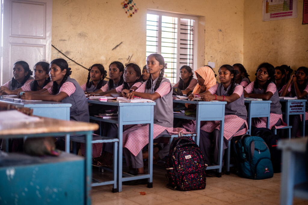 தமிழ்நாடு அரசுப்பள்ளி வகுப்புகளில் மாணவர்கள் கவனம் செலுத்துகிறார்கள்.