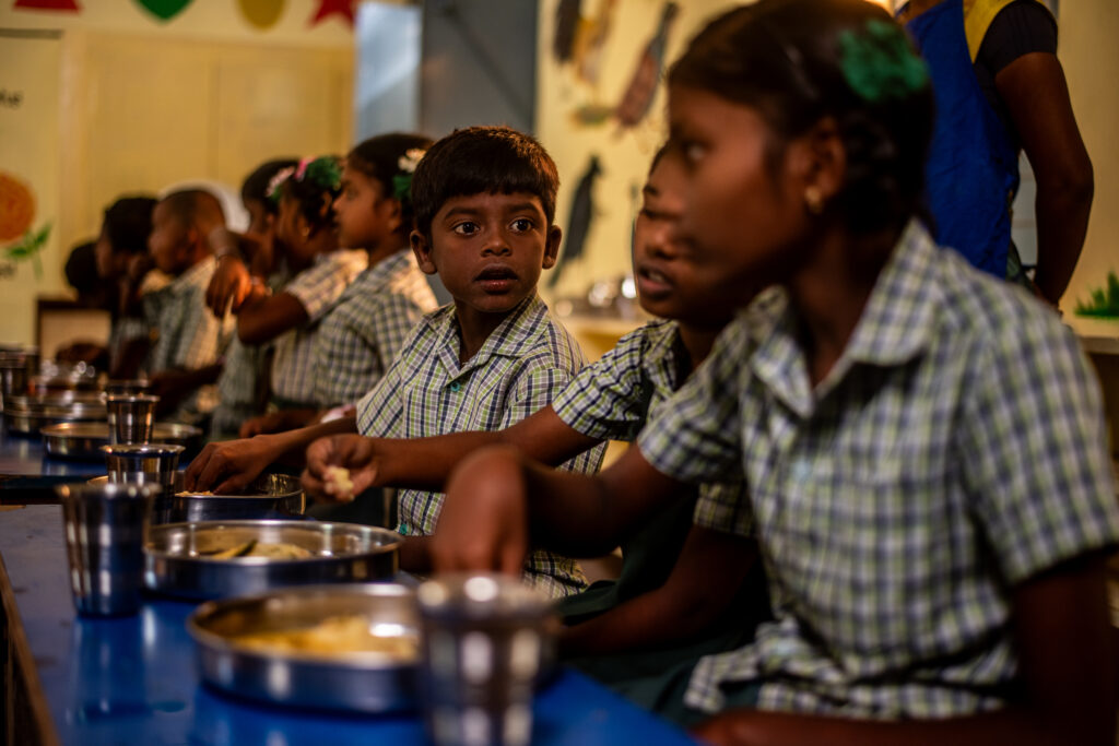 அரசுபள்ளி மாணவர்கள் முதலமைச்சர் காலை உணவுத்திட்டத்தில் சத்தான காலை உணவை உட்கொள்கிறார்கள்.