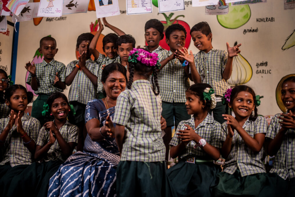 அரசுப்பள்ளி ஆசிரியர் மாணவர்களுடன் உற்சாகமாக இருக்கும் வகுப்பு. காலை உணவு த்திட்டத்தின் பிரதிபலிப்பு.