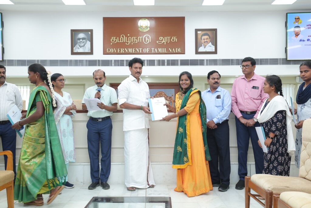 தமிழ்நாடு அரசுப் பணியாளர் தேர்வாணையத்தின் மூலம் தேர்வு செய்யப்பட்ட 217 பேருக்கு, இளநிலை உதவியாளர் பணிக்கான நியமன ஆணைகளை வழங்கிச் சிறப்பித்தார் பள்ளிக் கல்வித்துறை அமைச்சர் அன்பில் மகேஸ் பொய்யாமொழி!