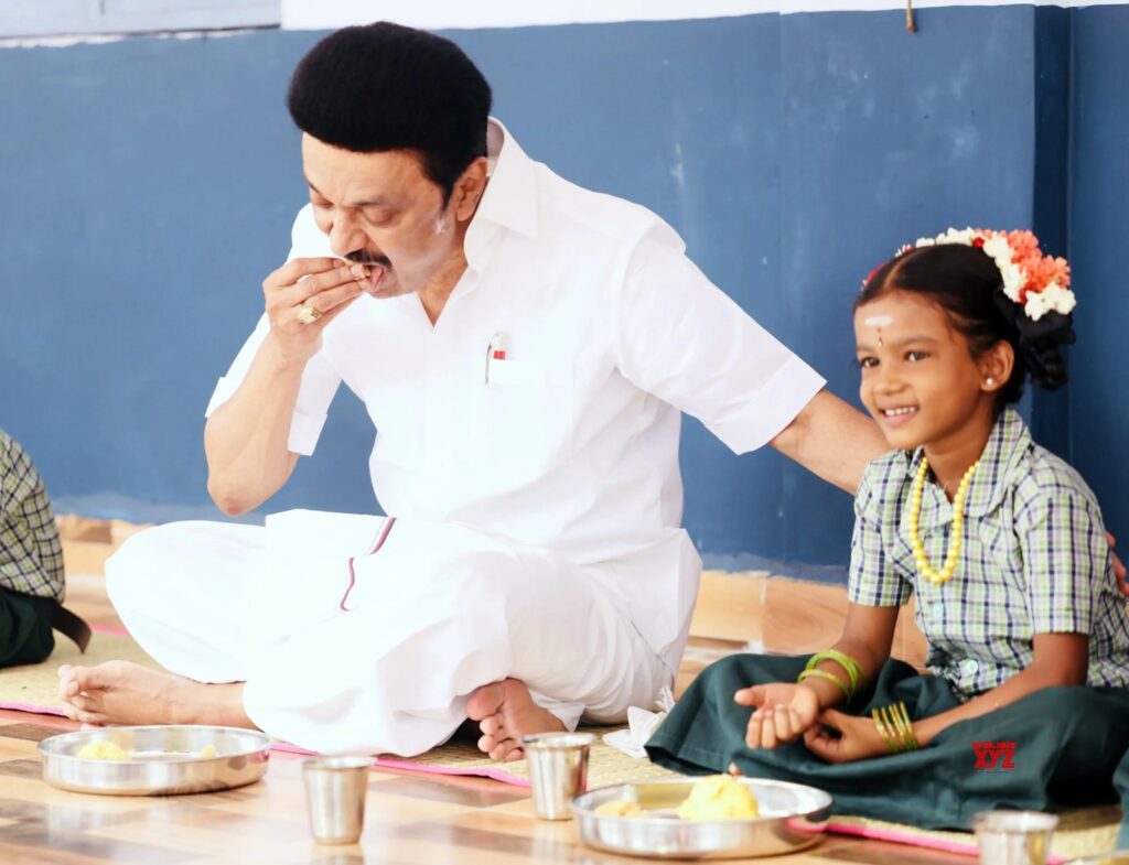 முதல்வர் மு.க. ஸ்டாலின் அரசு பள்ளி வளாகத்தில் அரசு பள்ளி மாணவனுடன் முதலமைச்சரின் காலை உணவுத் திட்டத்தின் கலைஉணவு அருந்தினார்.