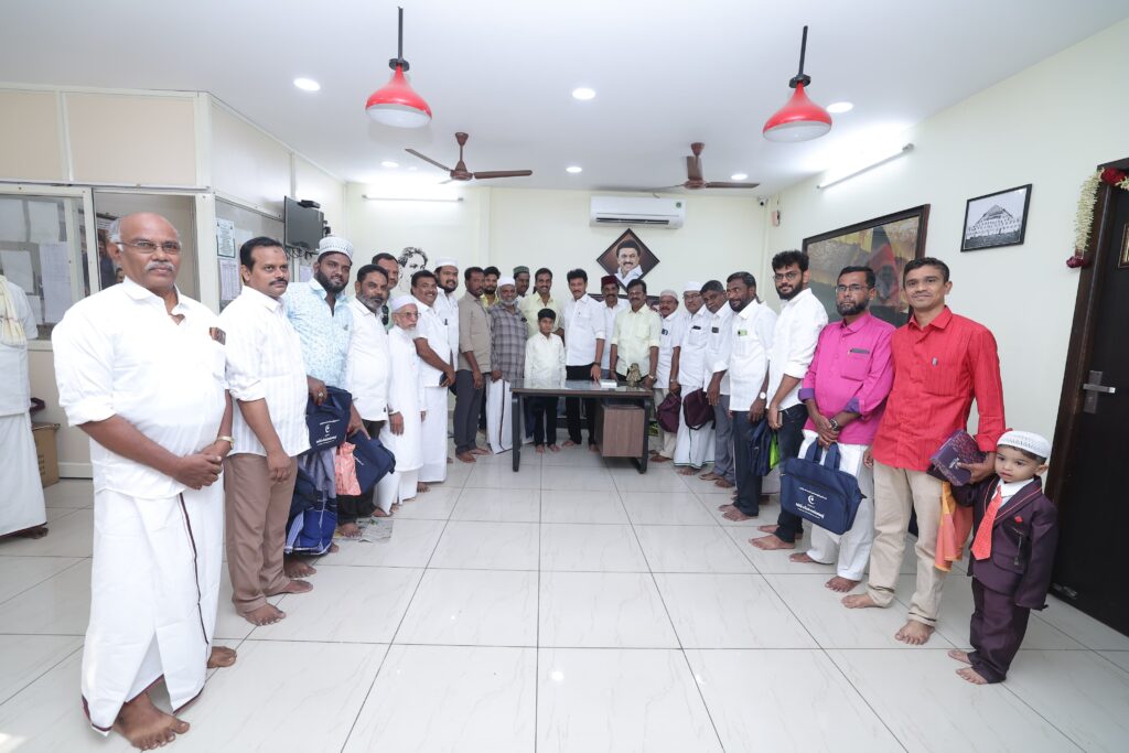 Minister Anbil Mahesh Poyyamozhi met with members of the Muslim community at the DMK Tiruchirappalli (South) District office to share Ramzan greetings