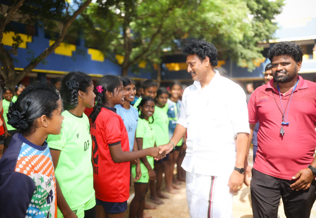 அமைச்சர் அன்பில் மகேஸ் பொய்யாமொழி congratulating sports students