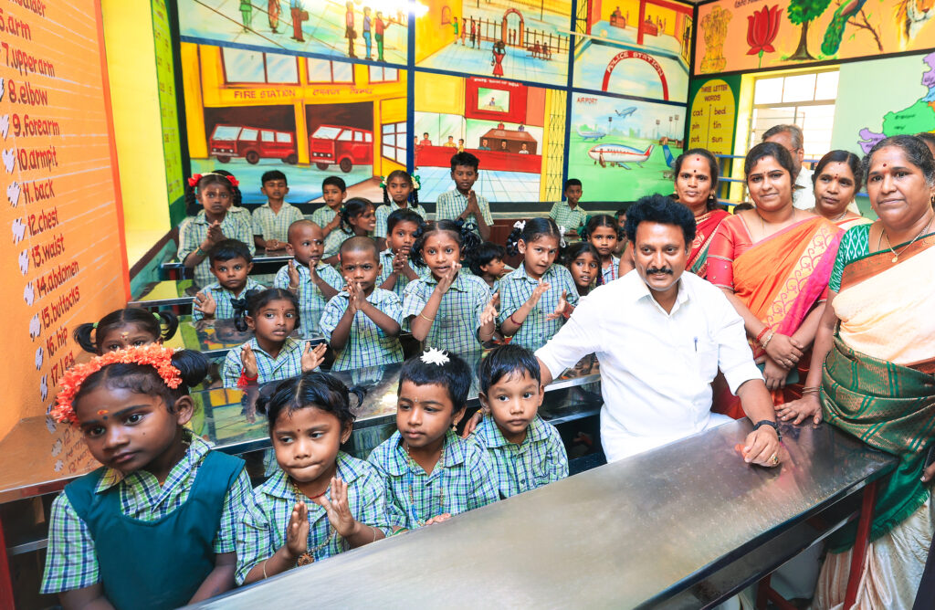 Anbil Mahesh Poyyamozhi taking photograph with kinder garden kids at TN govt school