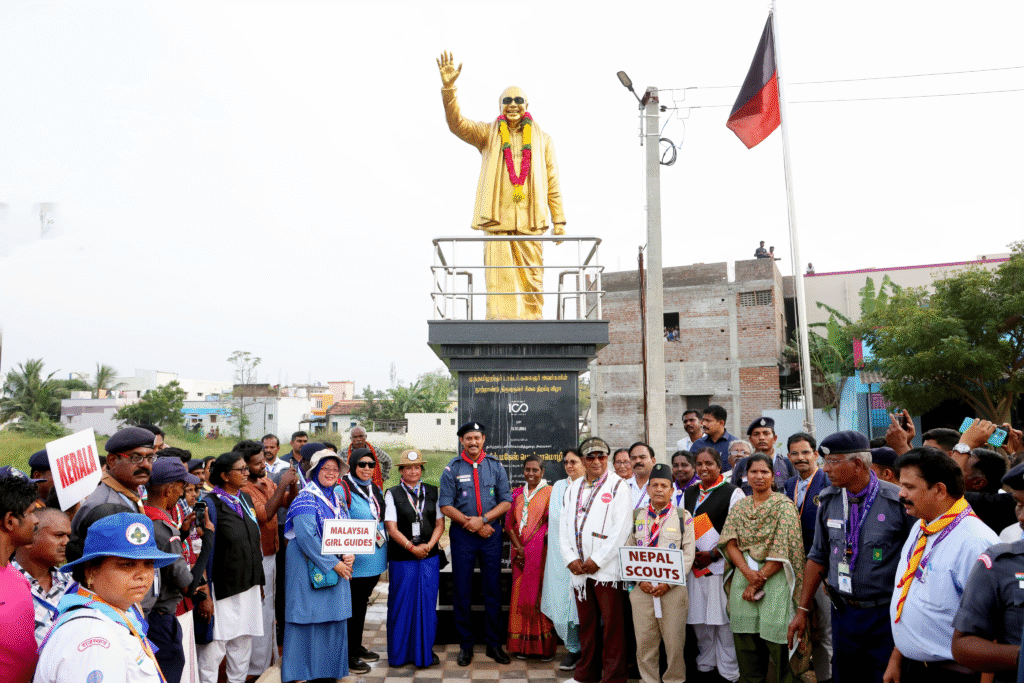 Minister Anbil Mahesh Poyyamozhi with Scouts delegates near Karunanidhi statue