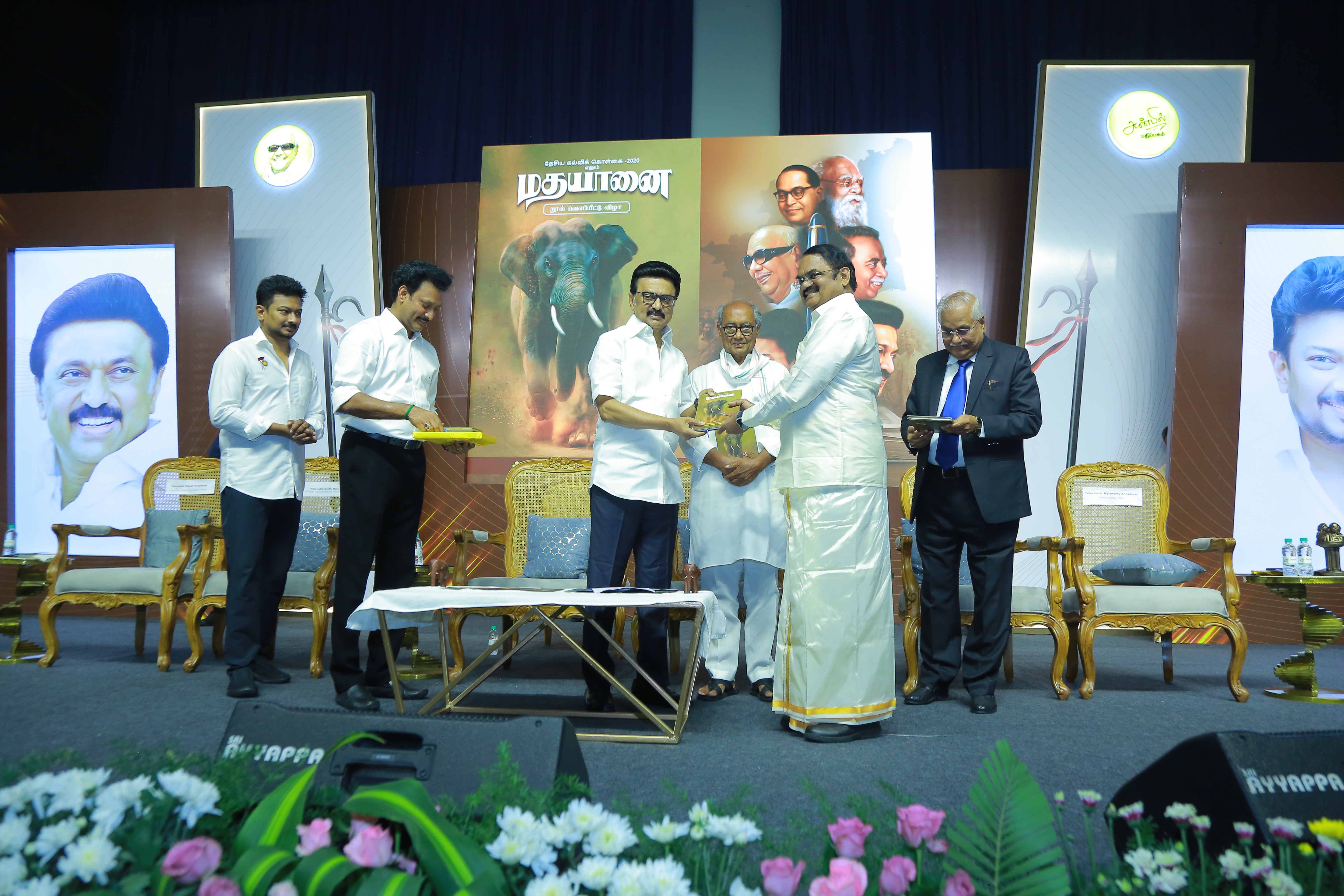 Mylswamy annadurai receives a copy of the book தேசிய கல்விக் கொள்கை 2020 Madhayaanai