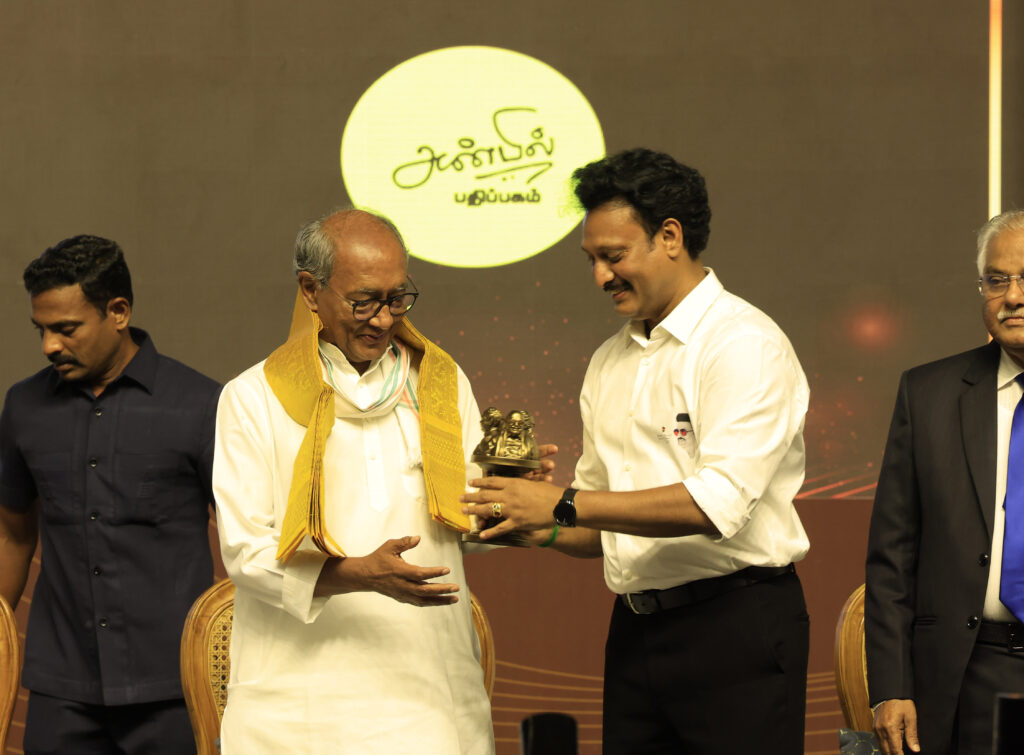 Minister Anbil Mahesh Poyyamozhi honouring senior Congress leader Digvijaya Singh with a symbolic gift during the NEP 2020 book release ceremony.