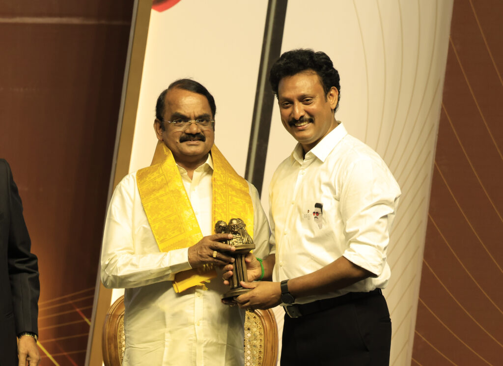Minister Anbil Mahesh Poyyamozhi felicitating Padma Shri awardee Dr. Mylswamy Annadurai at the release of his book critiquing NEP 2020.