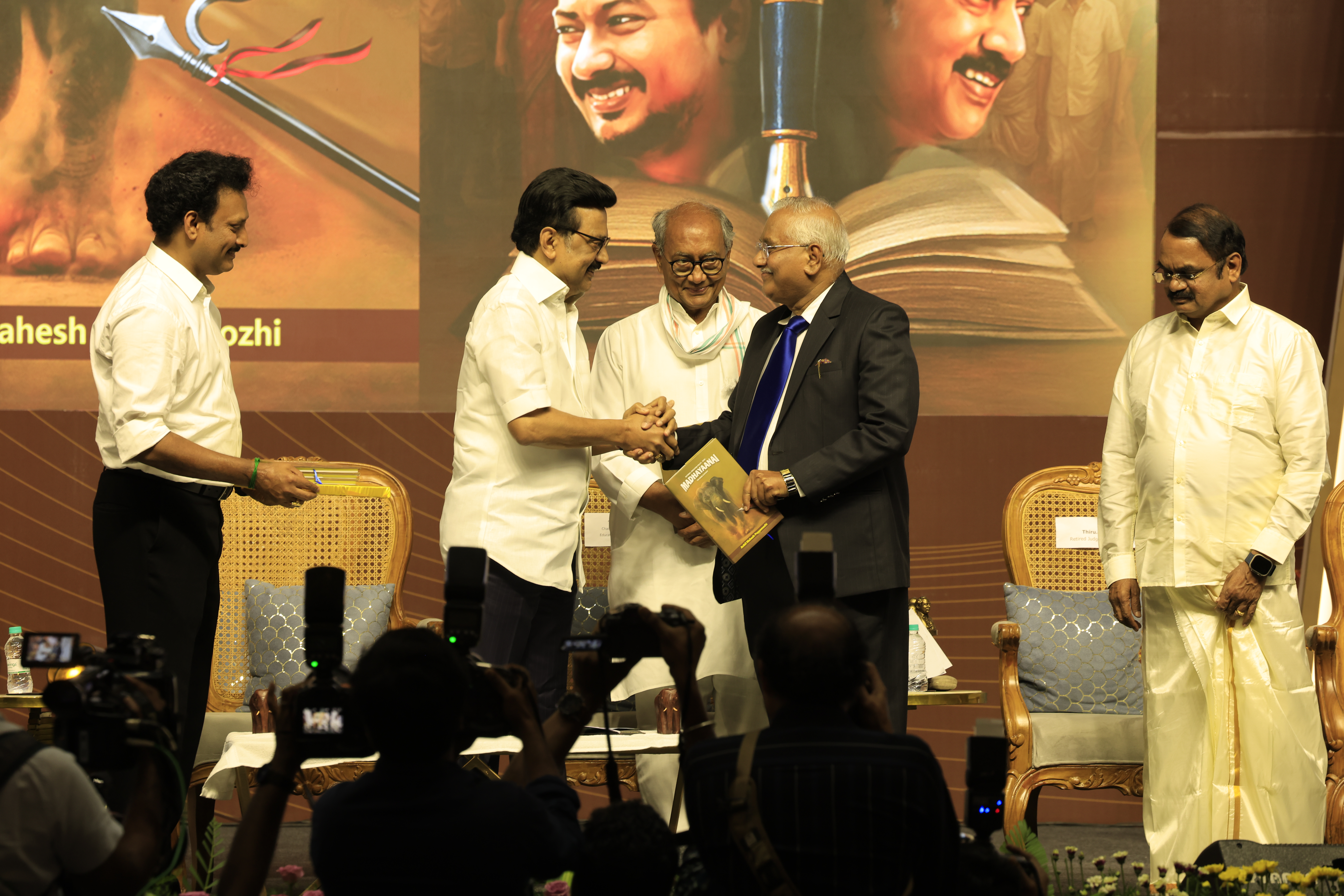 M K Stalin shaking hands with V Gopala Gowda during தேசிய கல்விக் கொள்கை 2020 Madhayaanai book release
