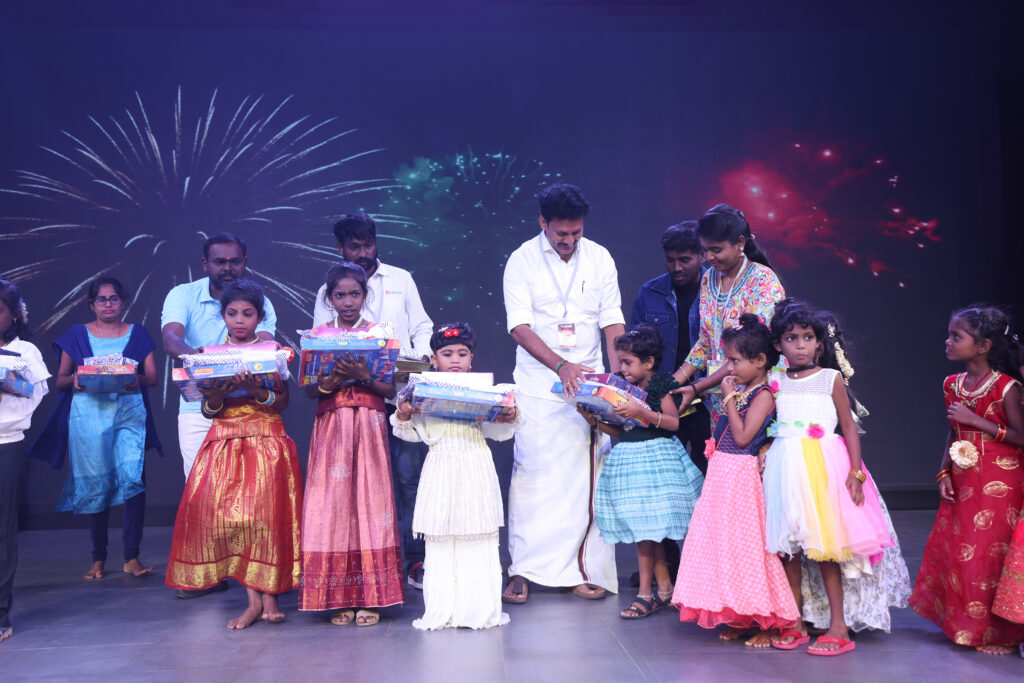 Anbil Mahesh Poyyamozhi distributing gifts to school students