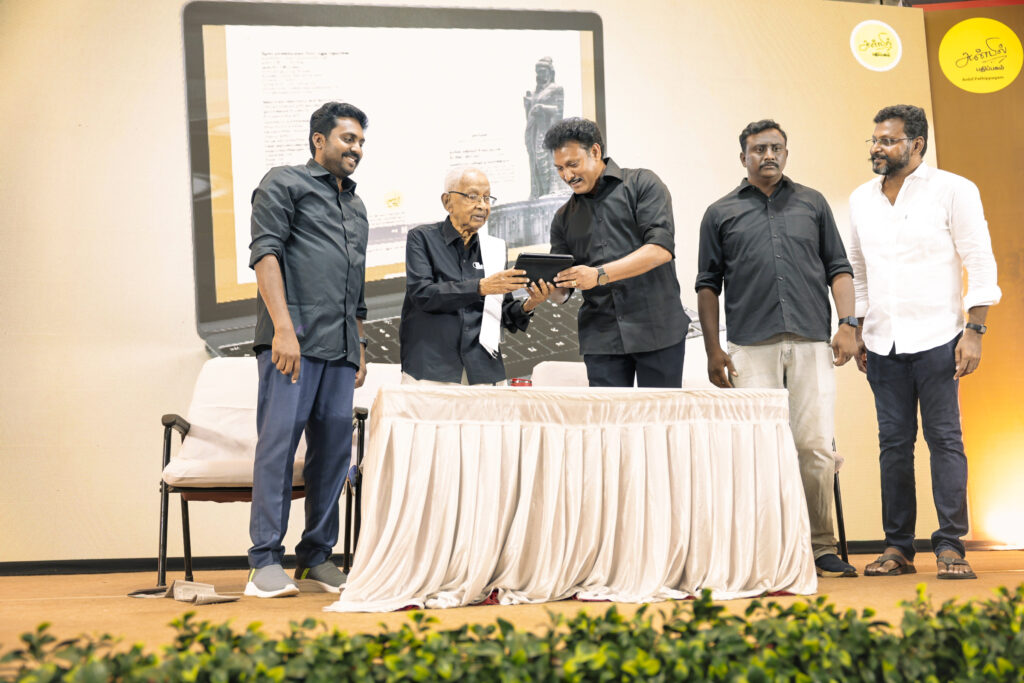 Anbil Mahesh Poyyamozhi showing the AV for at the people's edition and ebook launch event of NEP2020- Madhayaanai at Periyar thidal