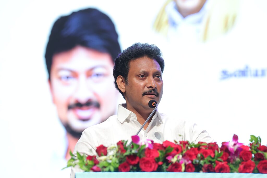 Minister Anbil Mahesh Poyyamozhi addressing tamil teachers of private schools during refreshers course
