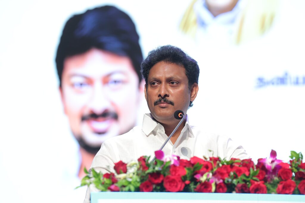Minister Anbil Mahesh Poyyamozhi addressing tamil teachers of private schools during refreshers course