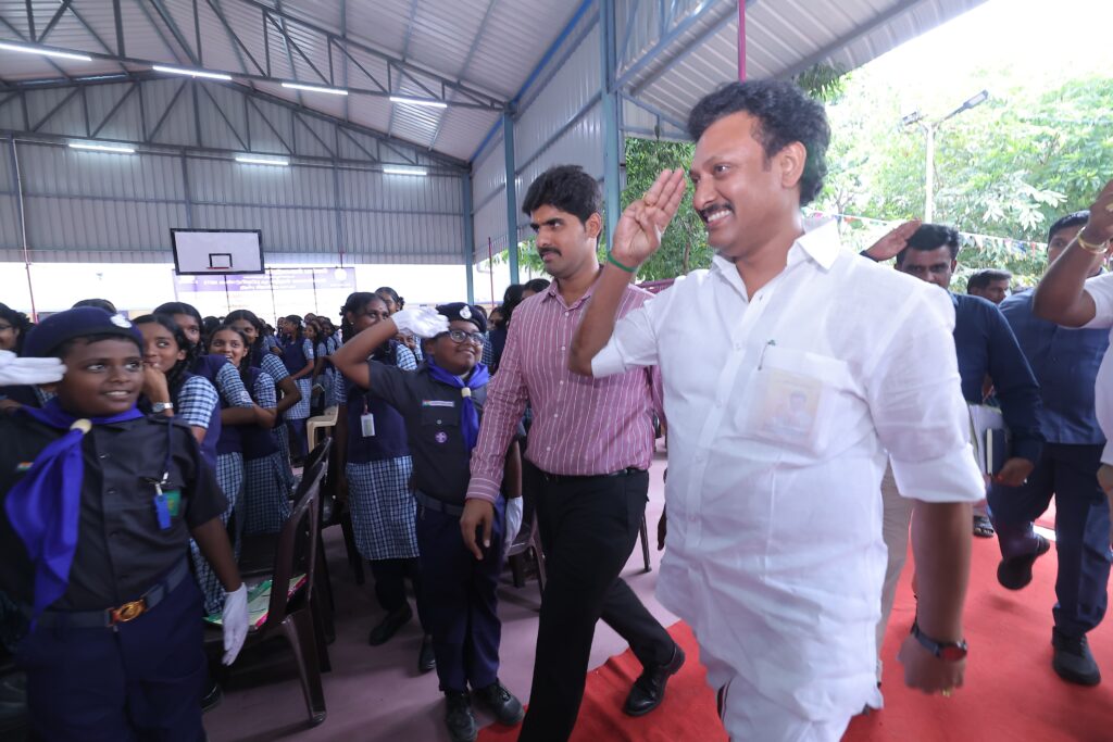 Minister ANbil Mahesh Poyyamozhi interacting with Government School students in Thiruvallur District.