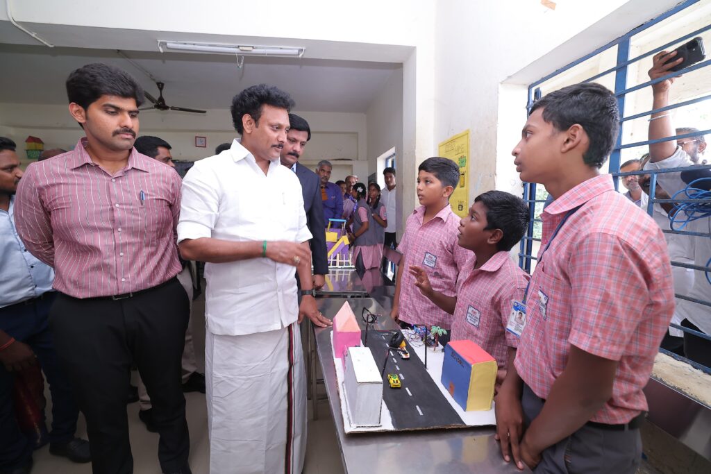 திருவள்ளூர் அரசுப் பள்ளிகளின் கல்வி மேம்பாட்டுத் திட்டங்கள் தொடங்கிவைத்து மாணவர்களுடன் உறையாற்றினார் அமைச்சர்.