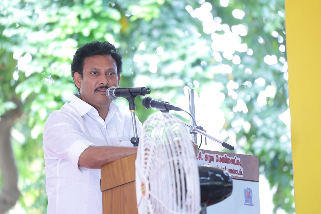 Minister Aந்bil Mahesh Poyyamozhi gave lecture at the inaugration of education devleopment policy at Government School students in Thiruvallur District.