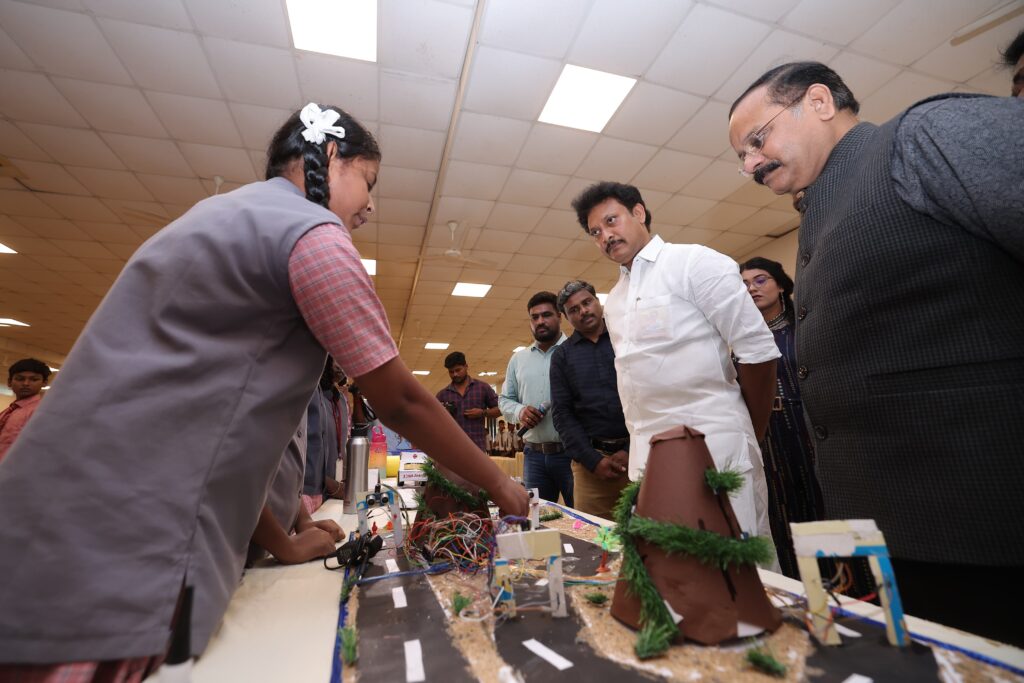 Tamil Nadu Government school students showcasing their innovation to the Minister Anbil Mahesh Poyyamozhi